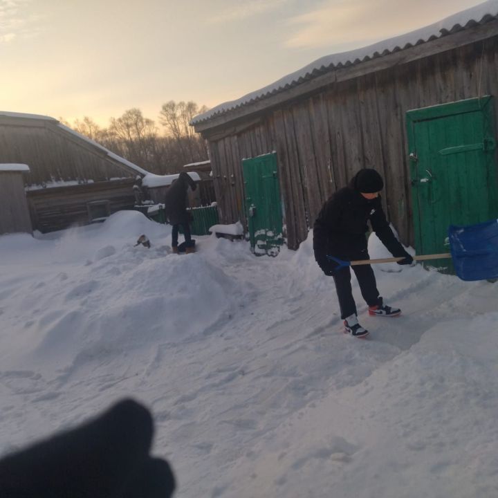 Чуракай мәктәбе укучылары лаеклы остаз-укытучыларны шефлыкка алды