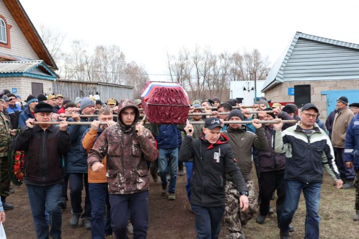 Яңа Байсарлылар хәрби операциядә һәлак булган Илназ Егембердиев белән хушлашты