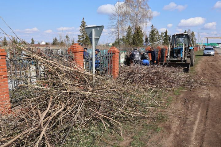 Районыбызның агрегат заводы коллективы Актанышның иске зиратына өмәгә чыкты (фоторепортаж)