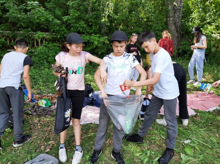 Табигатьне саклыйк: Актанышның икенче урта мәктәбе укучылары чишмәләр һәм урман территорияләрен чистартты