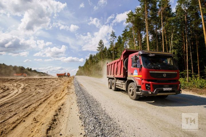 М-7 юлын төзүчеләр белән карьерга килүчеләр Актаныш районы юлларын җимерә