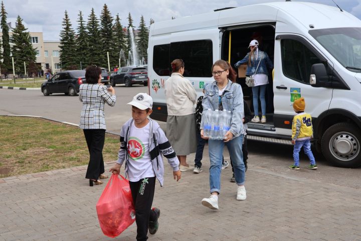 Күпбалалы Сабитовлар хәрби операциядәге якташларга ярдәм әзерләп тапшырды