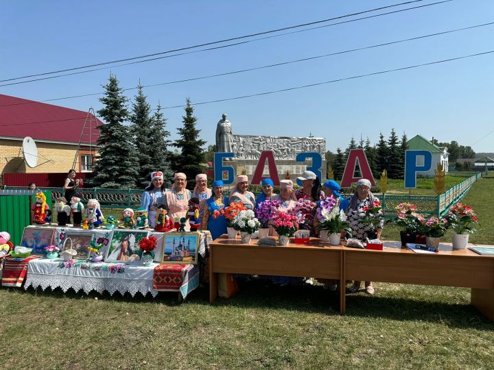 Иске Байсарда тарих яңара: «Байсар базары көне»ндә авылдашлар очрашты (фото һәм видео)