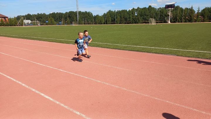 Физкультураны яшьтән үк сөеп: Бүген стадионда нәниләр йөгерде (фотолар)