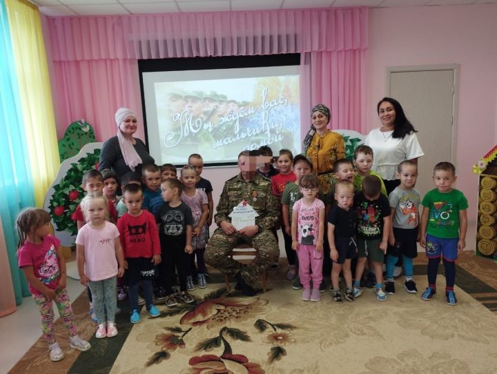 Хәрби операциядән ялга кайткан солдатлар: Сез җибәргән открыткаларны стеналарга элеп куйдык