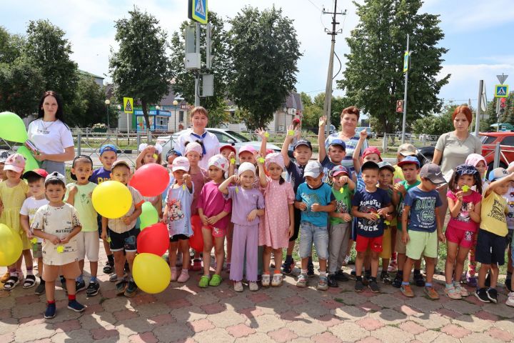 Светофорның туган көнендә: «Алтынчәч» һәм «Әтәчкәй» бакчасы нәниләре урамда юл кагыйдәләренә өйрәнде