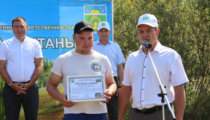 Беренчеләрдән уракны тәмамлаган механизаторлар авыл хуҗалыгы идарәсенең рәхмәт хатына лаек булды (фотолар)