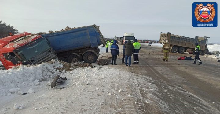 М-7 юлының Актаныш районындагы өлешендә ике йөк машинасы бәрелешеп, берсендә пассажиры һәлак булган