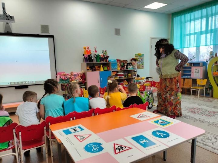 «Әтәчкәй» балалар бакчасында юл йөрү кагыйдәләрен кабатладылар