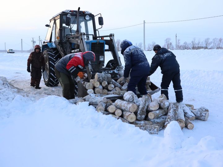 Чын күңелдән ярдәм: Махсус хәрби операциядәге райондашларыбызның гаиләләренә утын кайтару дәвам итә