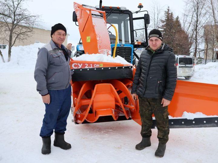 Актаныш урамнарын Татарстан Рәисе Рөстәм Миңнеханов тапшырган техникалар белән чистарталар