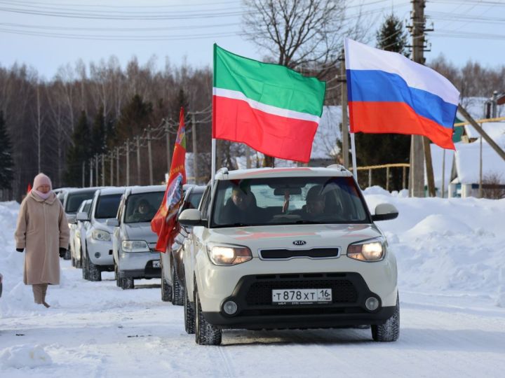 Махсус хәрби операциядә «Батырлык» ордены белән бүләкләнгән, Әфган сугышы ветераны Илсур Хәкимовка Әтәс авылында истәлек тактасы  куелды