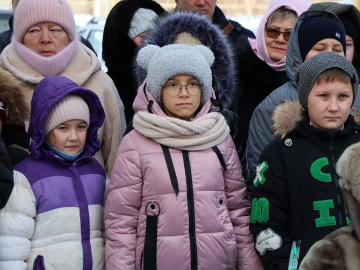 Махсус хәрби операциядә «Батырлык» ордены белән бүләкләнгән, Әфган сугышы ветераны Илсур Хәкимовка Әтәс авылында истәлек тактасы  куелды