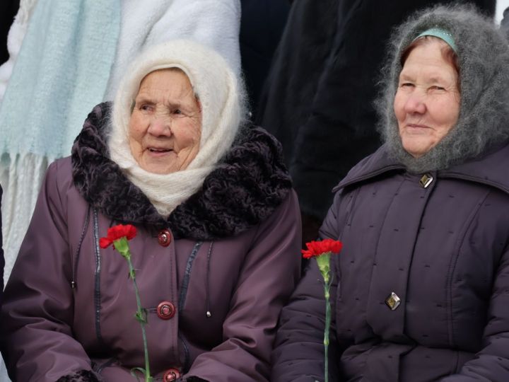 Махсус хәрби операциядә «Батырлык» ордены белән бүләкләнгән, Әфган сугышы ветераны Илсур Хәкимовка Әтәс авылында истәлек тактасы  куелды