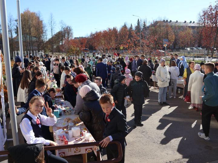 Актанышның беренче санлы мәктәбенең хәйрия ярминкәсеннән безнең фоторепотаж