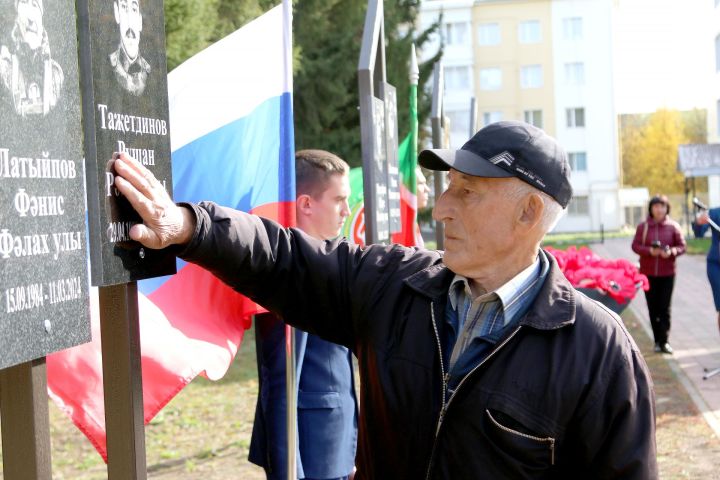 Актаныш технология техникумында махсус хәрби операциядә һәлак булган егетләребез хөрмәтенә мемориаль такталар ачу тантанасы узды