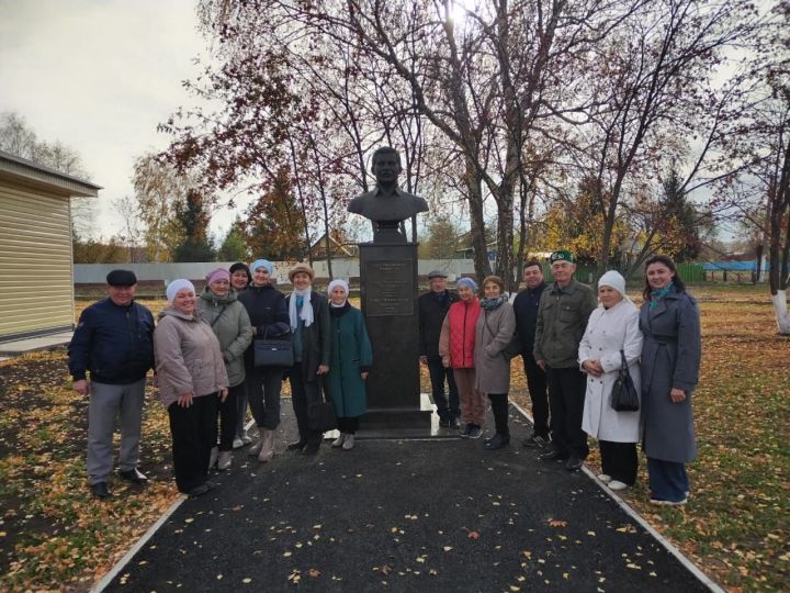 Иске Байсар мәдәният йорты хезмәткәрләре актив өлкәннәр белән Башкортостанга Роберт Миңнуллин музеена бардылар