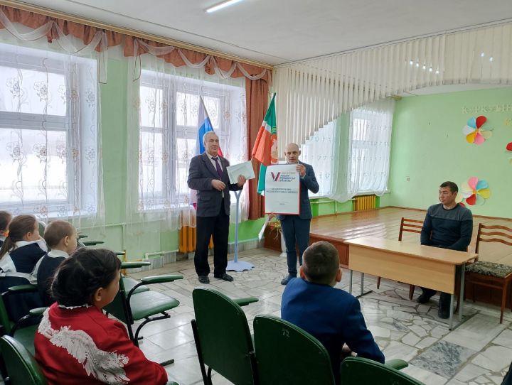 Районыбызда парламент дәресләре дәвам итә: Югары Яхшый мәктәбе укучылары авыл җирлеге башлыгы очрашты