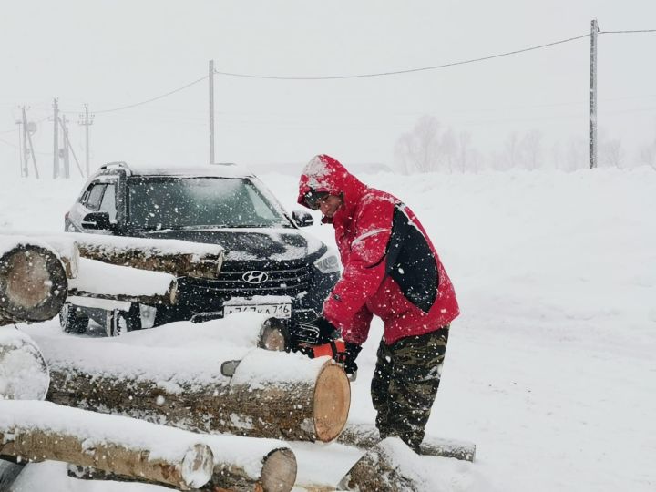 Район җитәкчеләре өмәдә: Махсус хәрби операциядәге егетләрнең гаиләләренә утын әзерләнә