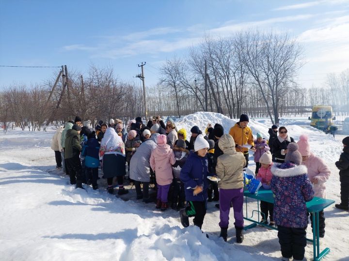 Киров авылында Нәүрүз бәйрәме: Укучылар мәдәният хезмәткәрләре белән кышны озатты