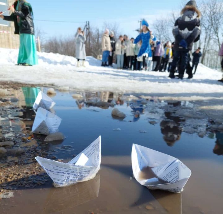 Киров авылында Нәүрүз бәйрәме: Укучылар мәдәният хезмәткәрләре белән кышны озатты