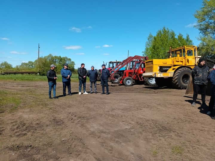 Терлек азыгын әзерләргә техникабыз төзекме- министрлык һәм район җитәкчеләре хуҗалыкларны тикшерде