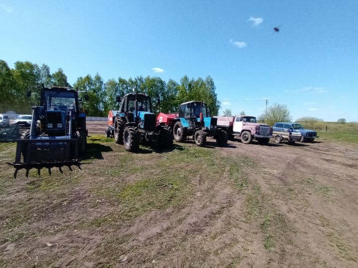 Терлек азыгын әзерләргә техникабыз төзекме- министрлык һәм район җитәкчеләре хуҗалыкларны тикшерде