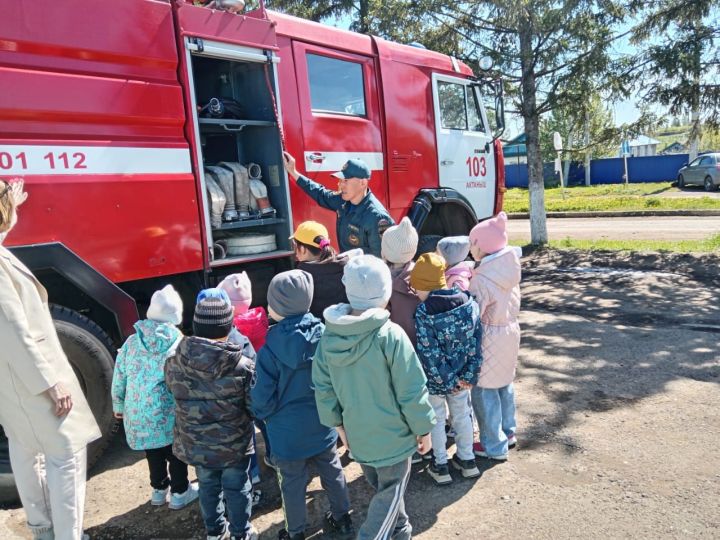 «Умырзая» балалар бакчасының  зурлар төркеме балалары Актаныштагы 103 номерлы янгын сүндерү бүлеге эшчәнлеге белән таныштылар