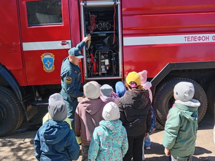 «Умырзая» балалар бакчасының  зурлар төркеме балалары Актаныштагы 103 номерлы янгын сүндерү бүлеге эшчәнлеге белән таныштылар