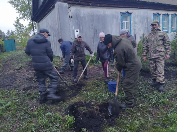 Бәйрәм алдыннан Кыркаентүбә, Иске Балтач, Яңа Балтач халкы Бөек Җиңү обелисклары бакчасын чистартты