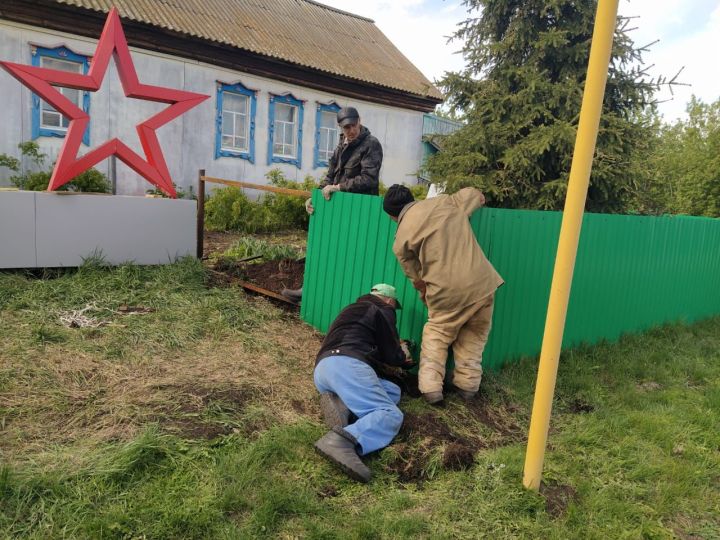 Бәйрәм алдыннан Кыркаентүбә, Иске Балтач, Яңа Балтач халкы Бөек Җиңү обелисклары бакчасын чистартты