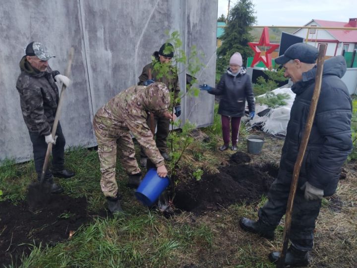 Бәйрәм алдыннан Кыркаентүбә, Иске Балтач, Яңа Балтач халкы Бөек Җиңү обелисклары бакчасын чистартты