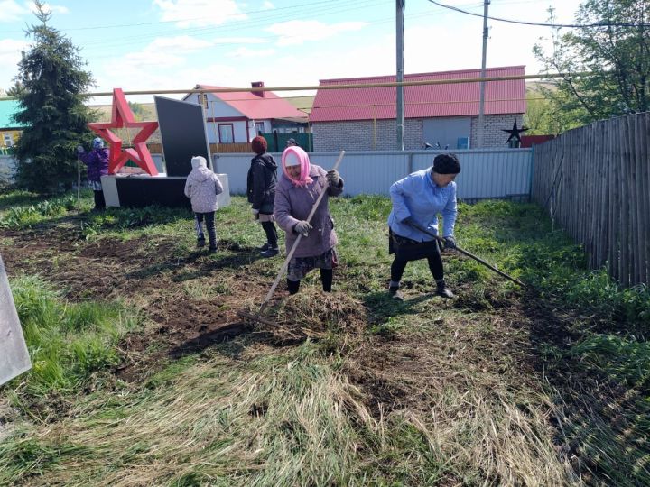 Бәйрәм алдыннан Кыркаентүбә, Иске Балтач, Яңа Балтач халкы Бөек Җиңү обелисклары бакчасын чистартты