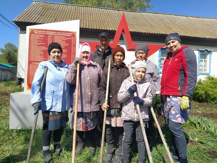 Бәйрәм алдыннан Кыркаентүбә, Иске Балтач, Яңа Балтач халкы Бөек Җиңү обелисклары бакчасын чистартты