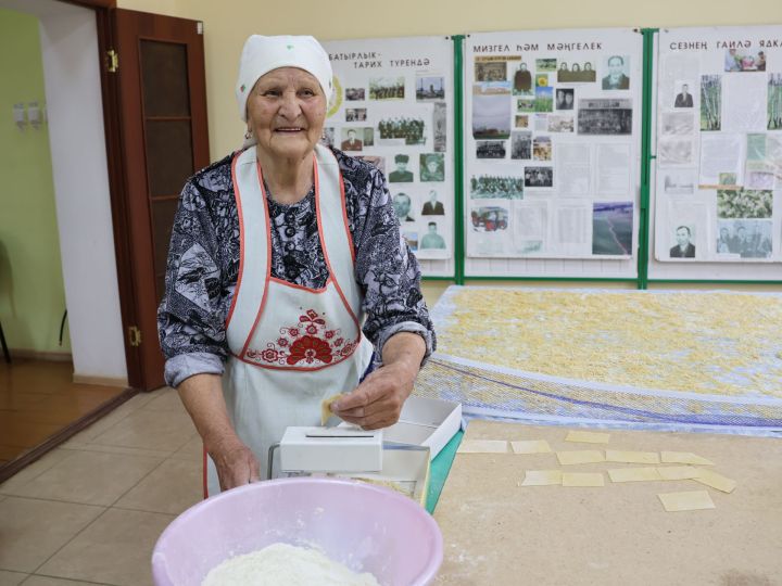 МХОдә катнашкан солдатның әбисе Фәйрүзә Имамгалиева авылдашлары белән солдатларга токмач кисеп озата