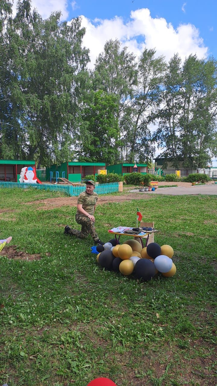 «Ромашка» балалар бакчасы коллективы СВО батыры белән очрашты