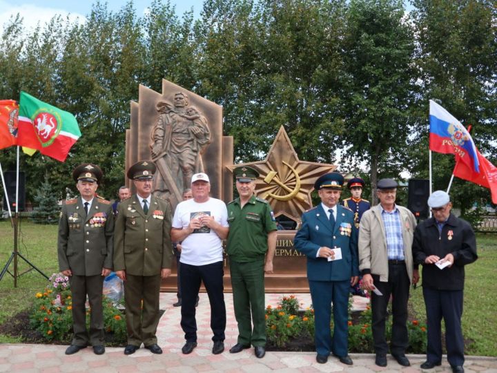 Актанышның «Җиңү» паркында Германиядә хәрби хезмәттә булган райондашларга багышлап һәйкәл ачылды