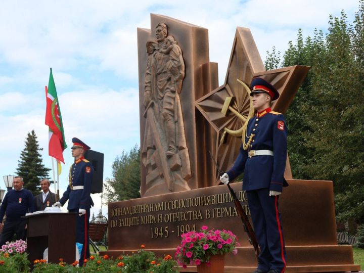 Актанышның «Җиңү» паркында Германиядә хәрби хезмәттә булган райондашларга багышлап һәйкәл ачылды