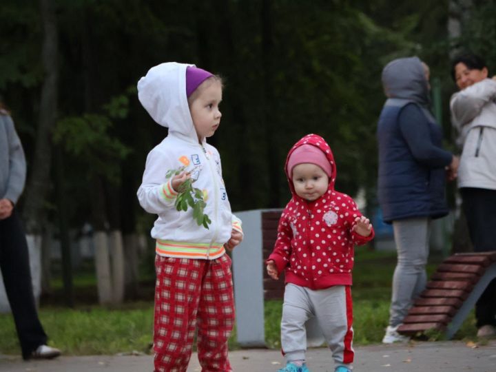 Татарстан Республикасы көне мәдәни чаралар белән дәвам итә: «Мәдәният» паркында шигърият кичәсе һәм бәйрәм концерты узды