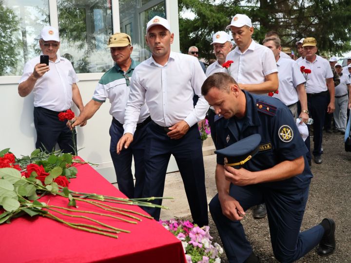 Батырлар утларга керделәр,  Тик исән булсын, дип, Ватаным:  Актаныштагы төбәкара өйрәнүләрдә ветеринария хезмәткәренең исемен мәңгеләштерделәр